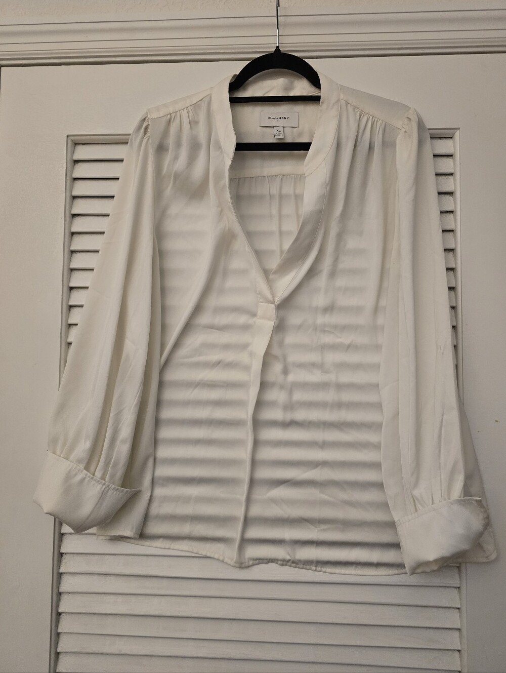 Banana Republic Ivory V-Neck Long Sleeve Blouse